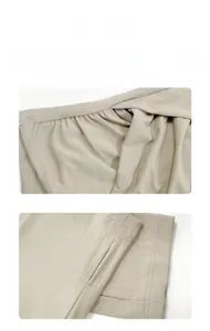 Détails du haut de yoga beige montrant le tissu extensible, les coutures et les passe-pouces