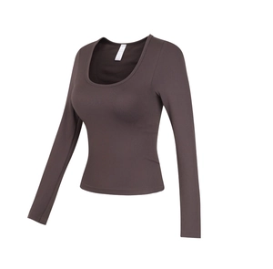 Détail de la texture côtelée et du col en U profond de ce haut de yoga marron