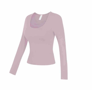 Détail du haut de yoga à manches longues avec col en U dans un fini rose poudré doux
