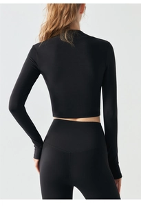 Vue arrière de l'ensemble de yoga noir avec leggings taille haute et haut manches longues