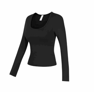 Détail du haut de yoga noir pour femme avec encolure en U et tissu côtelé extensible