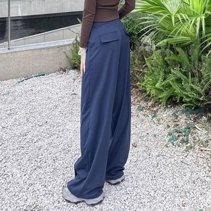 Detailansicht der hoch taillierten dunkelblauen Yoga-Hose mit weitem Bein und Klapptasche