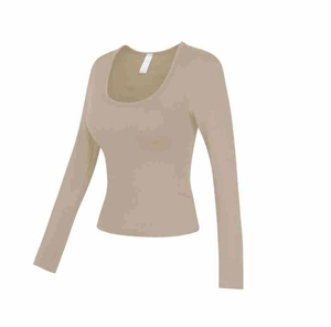 Détail du haut de yoga beige en maille côtelée avec col en U et coupe ajustée