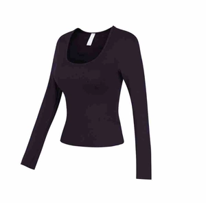 Détail du haut de yoga violet foncé à col en U avec coussinets et tissu côtelé