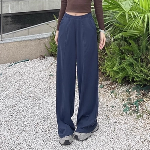 Outdoor-Aufnahme der marineblauen Yoga-Hose mit hohem Bund und vertikalen Ziernähten