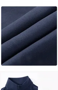 Gros plan du haut de yoga bleu marine avec zip, texture en modal doux et détails du col