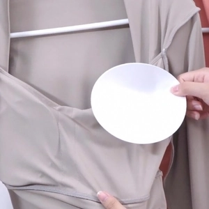 Detail van lichtbruine sporttop met uitneembare pads en elastische gebreide stof