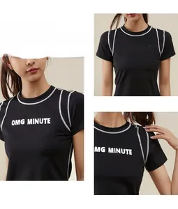 Détail du t-shirt de sport ajusté avec imprimé OMG MINUTE et coutures contrastées blanches