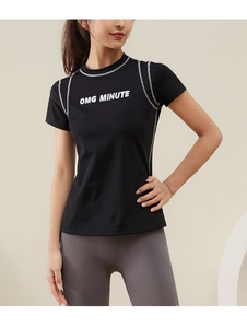 Détail du t-shirt de sport noir ajusté avec inscription OMG MINUTE à séchage rapide