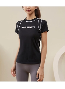 Détail d'un t-shirt de yoga noir à séchage rapide avec coutures contrastées et logo