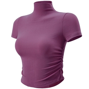 Nahaufnahme des pflaumenvioletten Yoga-Tops mit Rippstrick und seitlicher Raffung