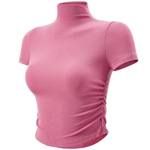 Eng anliegendes rosa Mock-Neck-Sportshirt mit seitlicher Raffung und Rippenstruktur