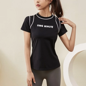 T-shirt de yoga ajusté à séchage rapide pour femmes noir avec coutures contrastées