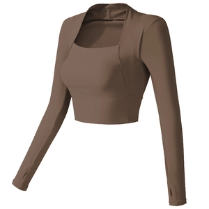 Koffiebruine yoga top met lange mouwen, vierkante hals en duimgaten in een slim fit