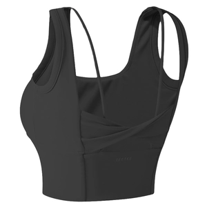 Détail des bretelles croisées et de l'ourlet élastique d'un brassière de sport noire
