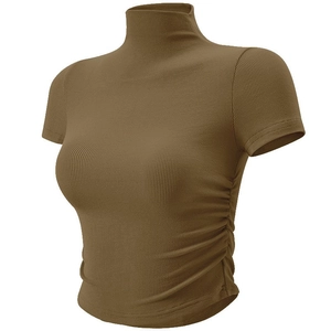 Detailansicht eines braunen gerippten Sport-T-Shirts mit Raffungen und Stehkragen