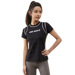 T-shirt de yoga noir ajusté pour femme avec imprimé blanc et coutures contrastées