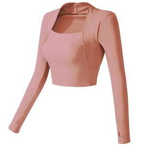 Nauwsluitende yoga top in lotusroze met pads, lange mouwen en duimgaten voor sport