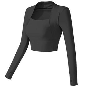 Zwarte korte sporttop met lange mouwen, vierkante halslijn en handige duimgaten