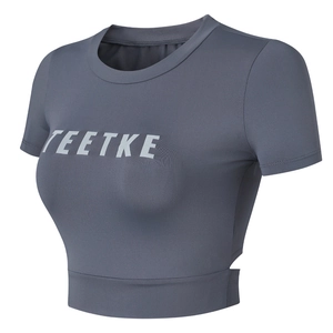 Vista frontale di un crop top sportivo blu-grigio aderente per yoga con logo e ritagli