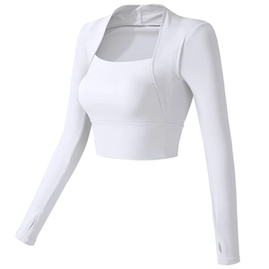 Witte yoga top met lange mouwen, gevoerde cups en duimgaten voor sport en fitness