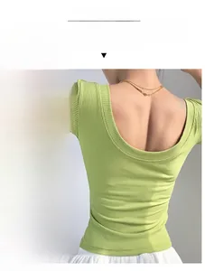 Detalle de camiseta deportiva acanalada con cuello en U profundo y espalda abierta