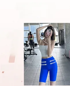 Vue détaillée du short de yoga bleu roi taille haute avec large ceinture gainante ventre