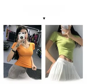 Detalle de camisetas deportivas de canalé en naranja y verde lima con escote en V profundo