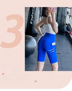 Détail du short de yoga taille haute avec poches latérales et coutures effet push-up