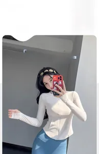 Détail de la veste de yoga blanche slim avec passe-pouces et tissu doux pour la peau