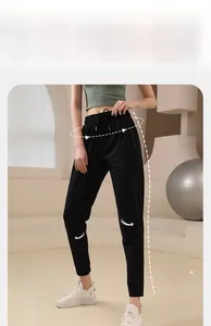 Détails du jogging noir ajusté avec poches zippées latérales et cordon de serrage