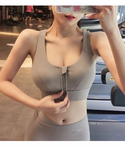 Detail of high-impact sports bra with front zipper and crossover high-waisted yoga pants