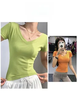 Detalle del tejido de punto acanalado de las camisetas deportivas ajustadas en verde y naranja