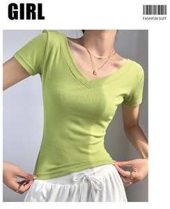 Detalle de tela de punto acanalado verde aguacate y diseño ajustado con cuello en V profundo