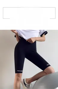 Détail du short cycliste taille haute avec logo Five Leader et imprimé graphique blanc