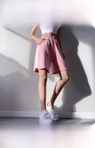 Short de fitness rose avec cordon de serrage et bandes latérales blanches contrastées