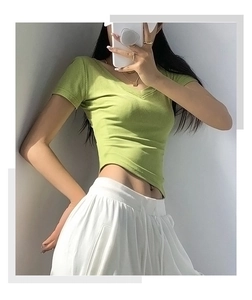 Detalle de la textura de punto acanalado verde lima de la camiseta deportiva con cuello V