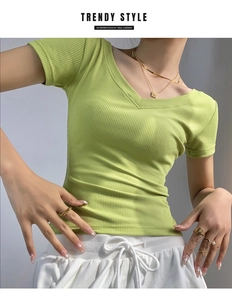 Detalle de la textura de la camiseta deportiva de canalé verde lima con cuello en V