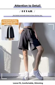 Détail du short de sport noir avec rayures latérales et taille élastique confortable