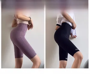 Comparaison de shorts de yoga taille haute en violet et noir avec compression élastique