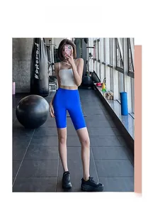 Détail de la taille haute et du tissu extensible du short de cyclisme bleu vif sur un mannequin