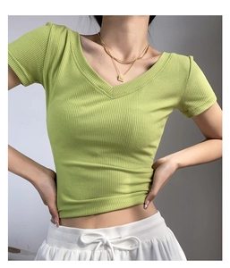 Detalle de textura acanalada y cuello en V de una camiseta de yoga verde ajustada
