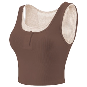 Eng anliegendes Yoga Crop-Top mit Brustpolstern und braunem Rippstrick-Lagen-Design