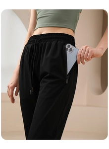 Détail du pantalon de sport pour femme avec taille à cordon et poche zippée pour mobile