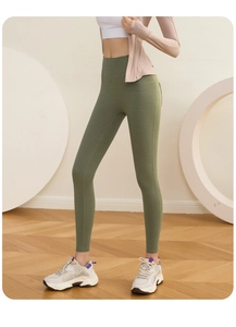Detail of high-waist olive green yoga leggings with seamless compression fabric