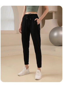 Détail de la taille haute à cordon et des poches latérales sur ce pantalon de jogging