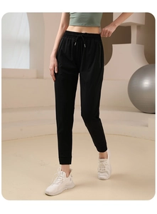 Détail d'un pantalon de jogging noir avec taille à cordon et poignets élastiques de fitness