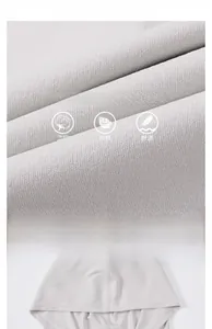 Vue macro de la texture du sweat de yoga gris clair et détails de la capuche