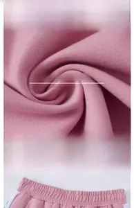 Gros plan sur le tissu en maille rose et la taille élastique du short de sport femme
