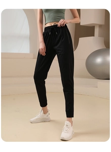 Détail du pantalon de yoga noir montrant la taille à cordon et les poches zippées